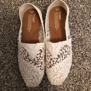 Women’s white lace Tom’s